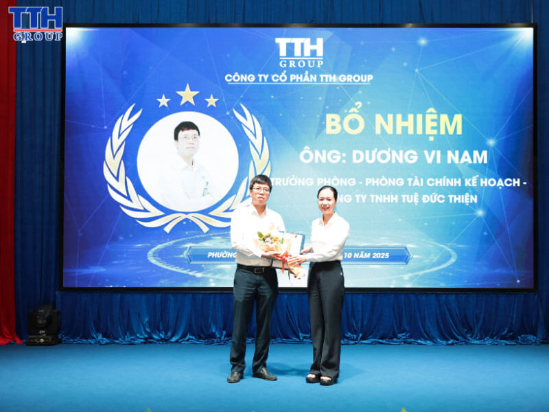 02 cán bộ lãnh đạo đã được trao quyết định bổ nhiệm giữ các chức vụ mới