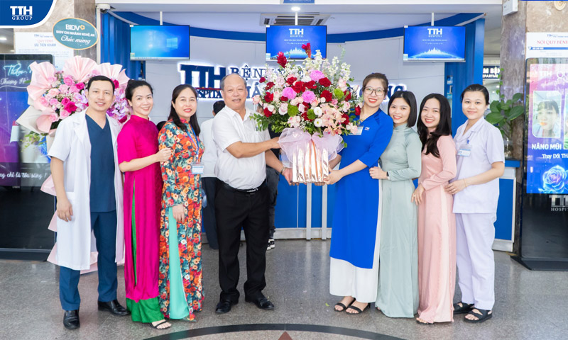 chi nhánh thái thượng hoàng đã tổ chức tặng hoa cho chị em phụ nữ