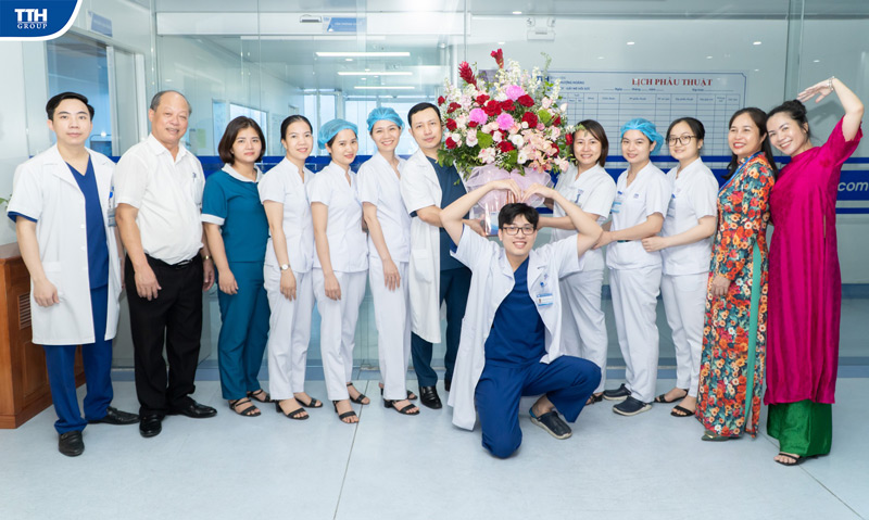 tặng hoa chúc mừng ngày 20/10 tại Thái thượng hoàng 2