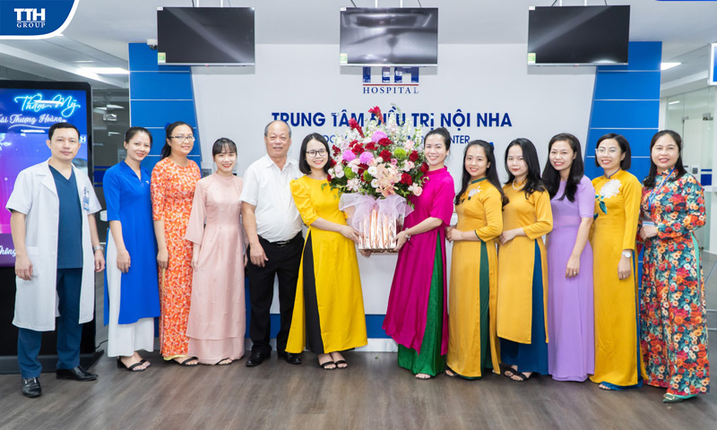 tặng hoa chúc mừng ngày 20/10 tại Thái thượng hoàng