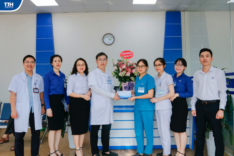 tặng hoa chúc mừng ngày 20/10 tại TTH Vinh