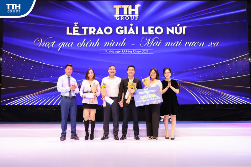 giải leo núi cho ban lãnh đạo