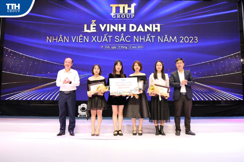 Tập thể chinh phục xuất sắc chặng đường leo núi đầy khó khăn thử thách.