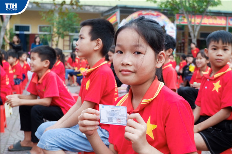  chương trình “Tặng sổ BHXH, thẻ BHYT cho người dân có hoàn cảnh khó khăn”.