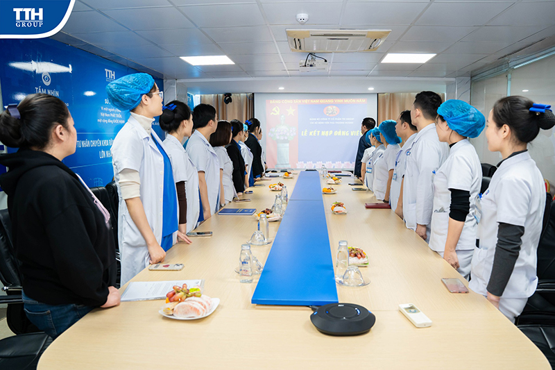 các đồng chí quần chúng ưu tú được kết nạp đảng