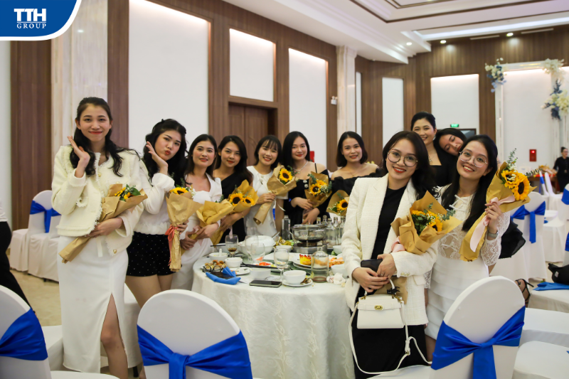  BLĐ Công ty cùng toàn thể cán bộ nhân viên đã cùng ngồi lại bên nhau trong đêm Gala Dinner