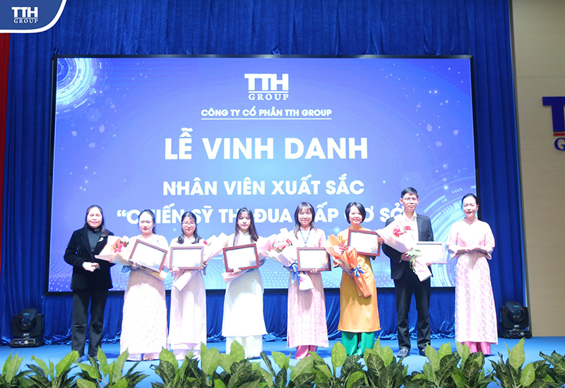 Vinh danh nhân viên xuất sắc năm 2024