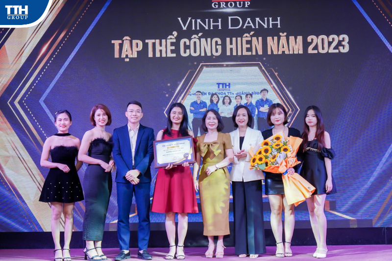 vinh danh các phòng ban cống hiến