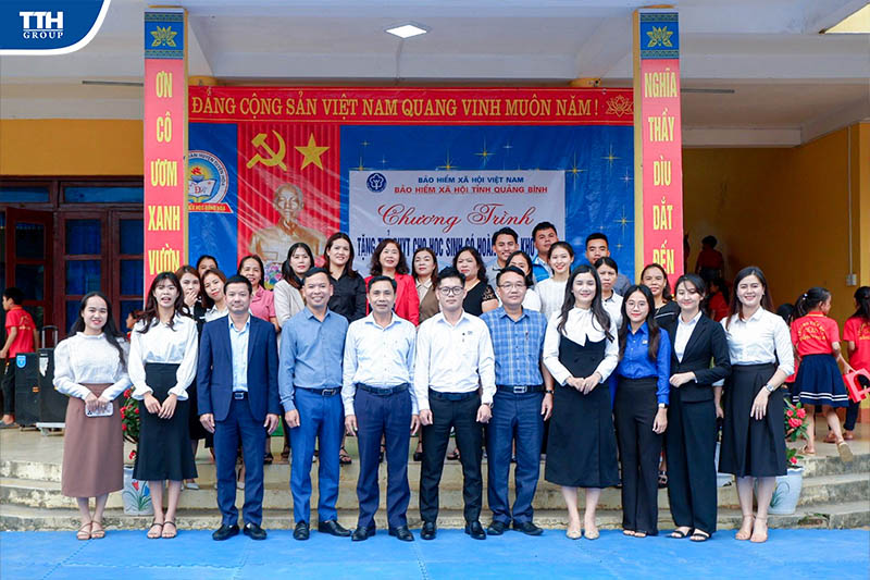 Bệnh viện đa khoa và Trung tâm Y tế huyện Tuyên Hóa tổ chức trao tặng thẻ bảo hiểm y tế