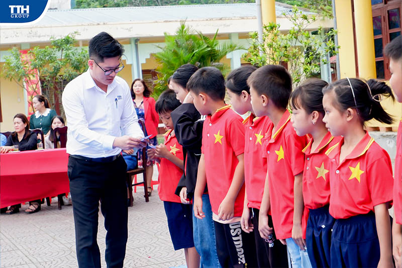 động viên các em học sinh có thêm động lực vươn lên trong học tập.