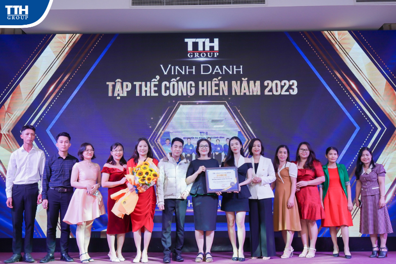 vinh danh cá nhân cống hiến