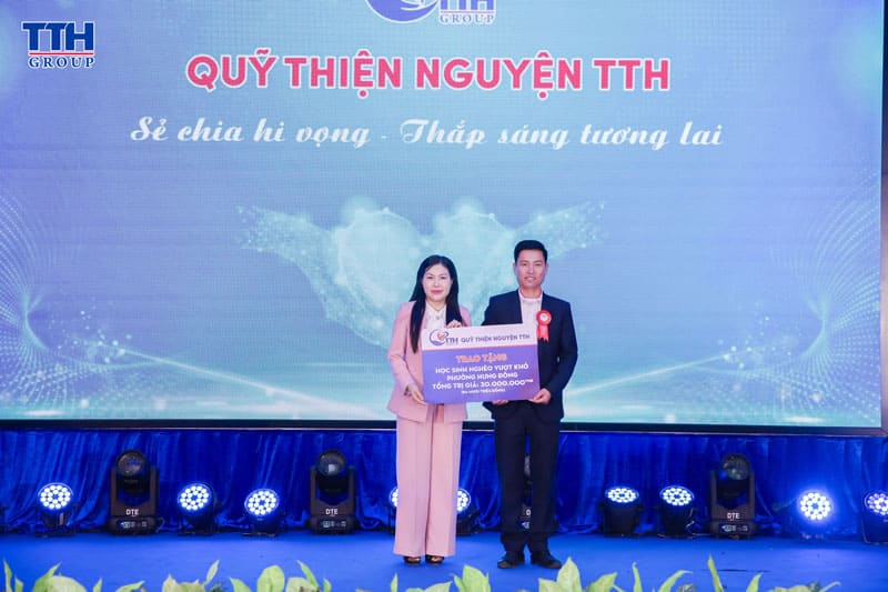 Qũy thiện nguyện TTH troa tặng các phần quà cho các hoàn cảnh khó khăn, học sinh nghèo vượt khó. 
