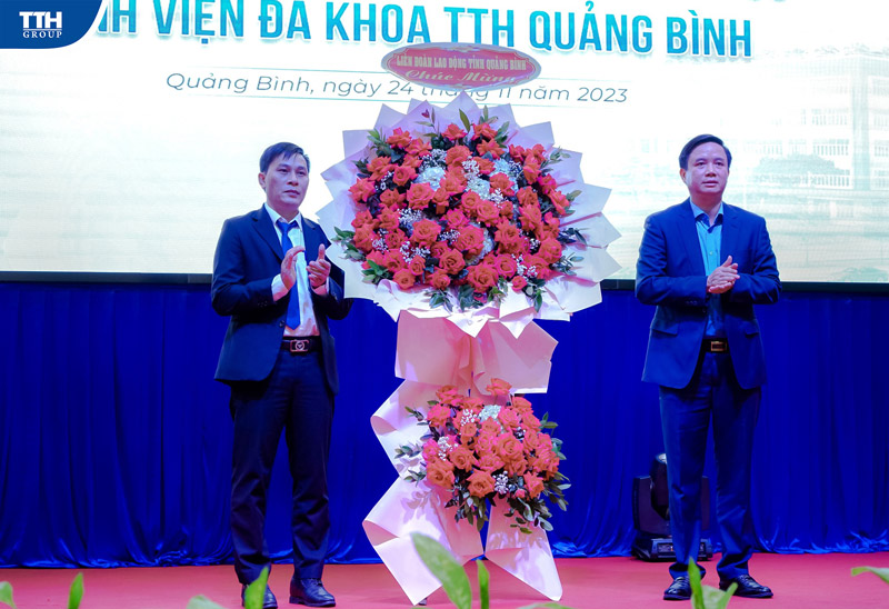 Phần hoa mừng tặng công đoàn cơ sở mới