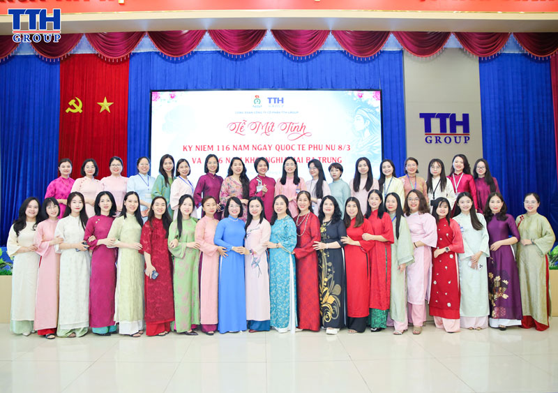 Buổi lễ khép lại trong không khí vui tươi,