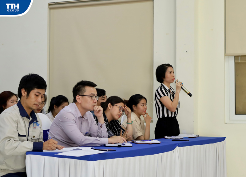  Nhiều anh chị em hào hứng, sôi nổi thảo luận, đóng góp ý kiến, quan điểm của mình về chủ đề bài giảng. 