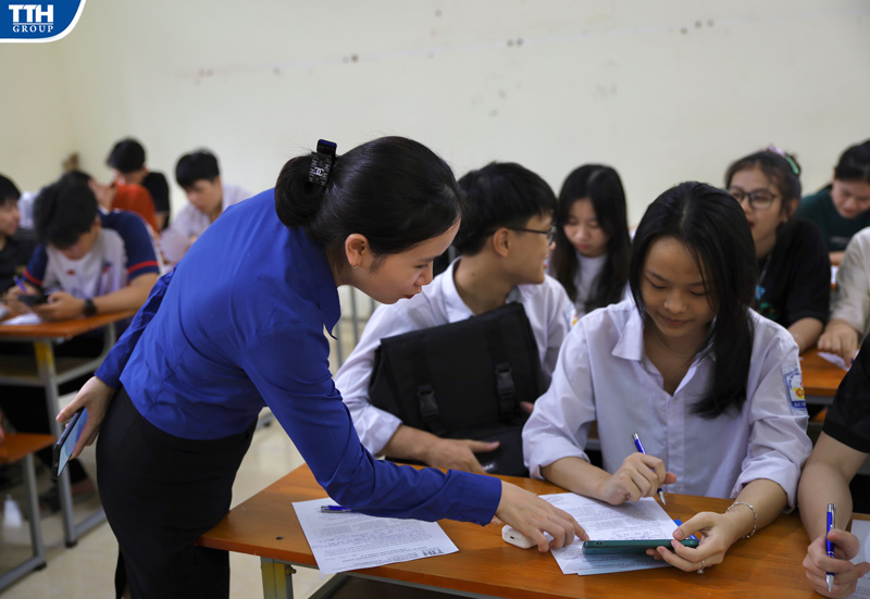 Chương trình diễn ra trong không khí sôi nổi và được đông đảo các em học sinh cùng Ban Giám hiệu nhà trường