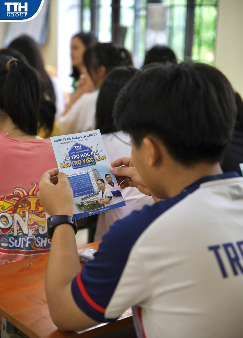 Đồng thời cũng thu hút được hơn 800 em học sinh khối 12 tham gia