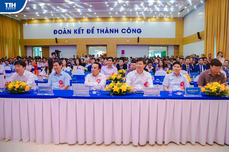 Các đồng chí Lãnh đạo, nguyên lãnh đạo, Tỉnh ủy, HĐND, UBND, Ủy ban mặt trận tổ quốc, các Sở, Ban, ngành tỉnh Nghệ An, Hà Tĩnh, Quảng Bình, Quảng Trị.