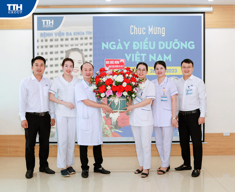 .ban Giám đốc Bệnh viện cũng đã tặng hoa và gửi những lời chúc, lời cảm ơn sâu sắc