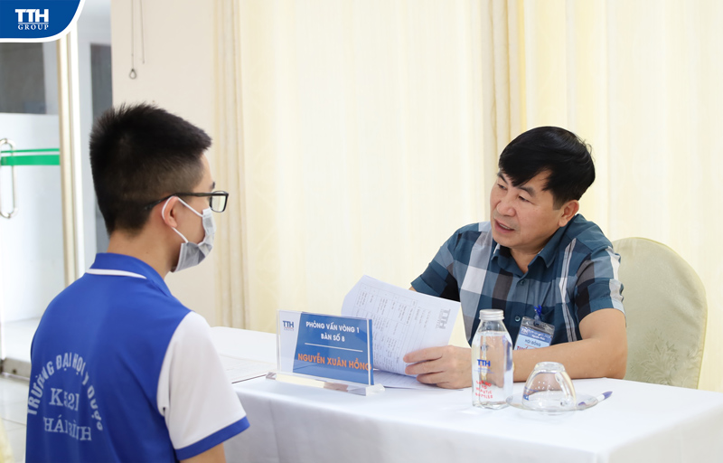 lãnh đạo, quản lý, bác sĩ, điều dưỡng, kỹ thuật viên, nhân viên văn phòng.