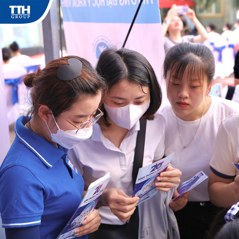 Trong khi đó tại Đại học Kỹ thuật Y - Dược Đà Nẵng, không khí của Ngày hội Việc Làm