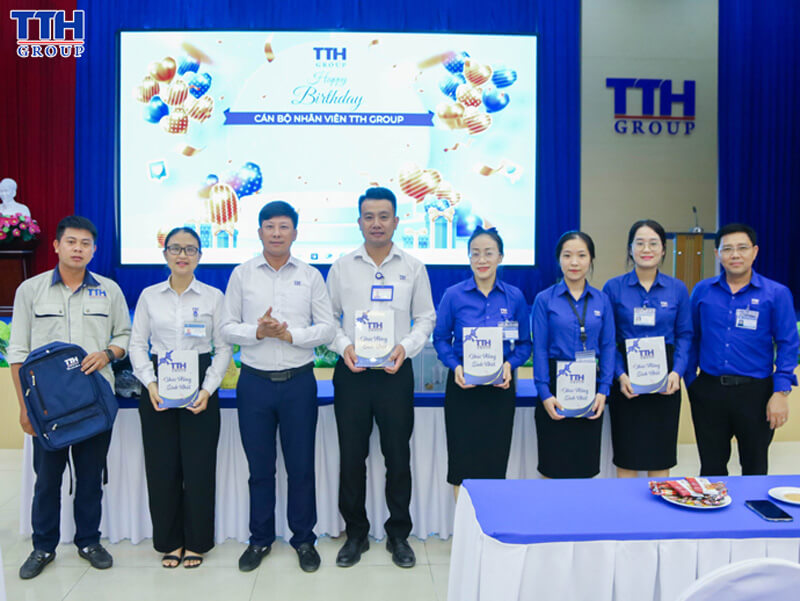 những khoảnh khắc đáng nhớ trong buổi tiệc sinh nhật tháng 6 -1 