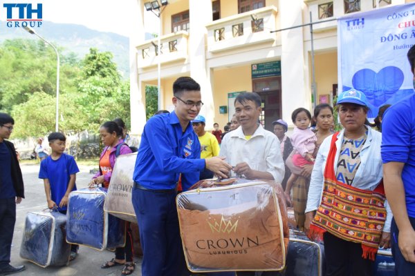 Tại đây, Công ty Cp TTH Group đã trao tặng 100 chiếc chăn nhằm sẻ chia một phần nhu cầu thiết yếu