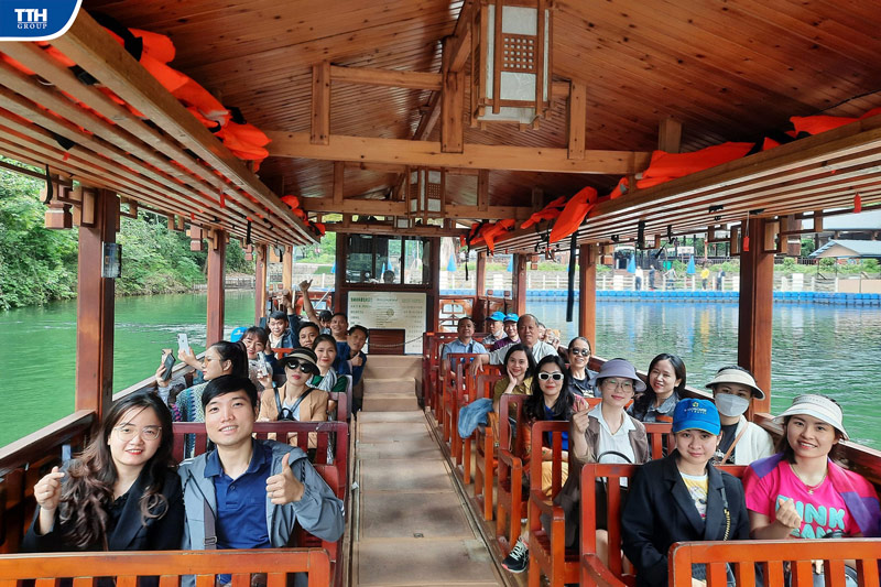 cảnh đẹp thần tiên từ núi non, sông nước và Phượng Hoàng Cổ Trấn 1300 năm tuổi 