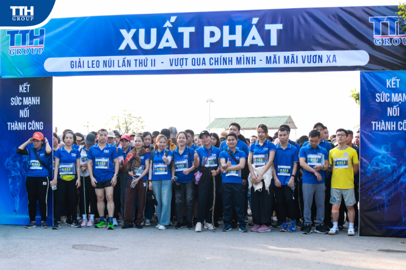 Các vận động viên phải chinh phục cung đường leo núi gần 6km để về đích.