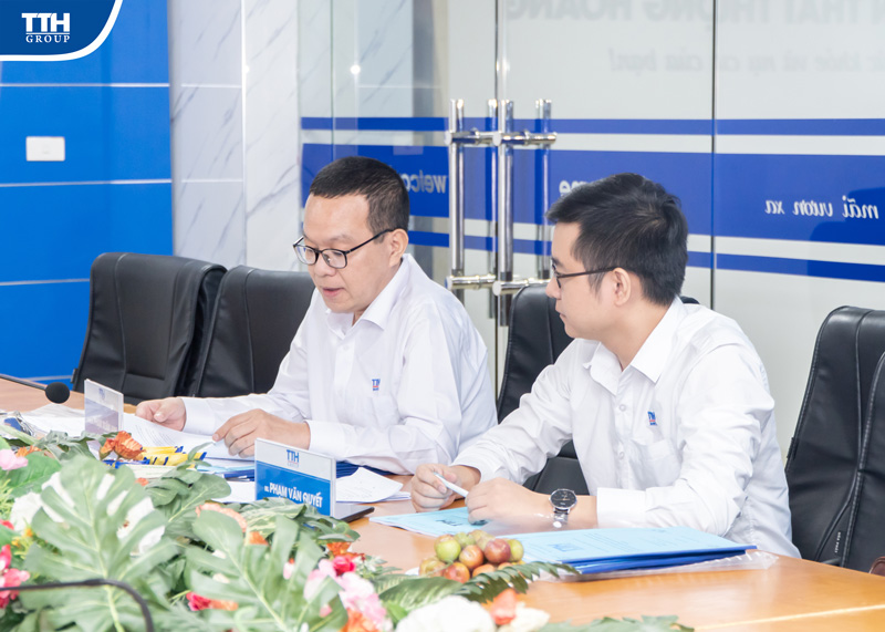 các thành viên Hội đồng nghiệm thu đề tài 