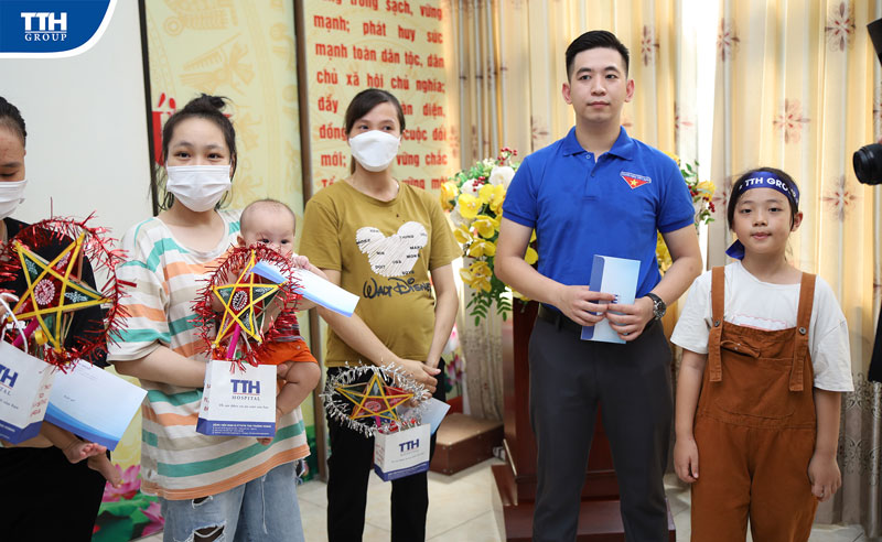đoàn các em nhỏ TTH Group đã trao quà cho trẻ em khó khăn tại Bệnh viện Sản nhi;