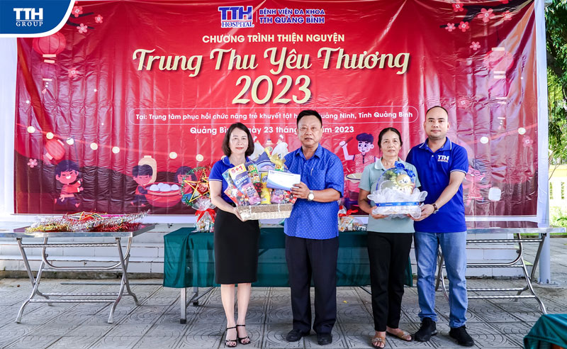 đoàn cũng đã gửi lời thăm hỏi, động viên và chia sẻ tới tập thể cán bộ tại Bệnh viện Sản nhi Nghệ An