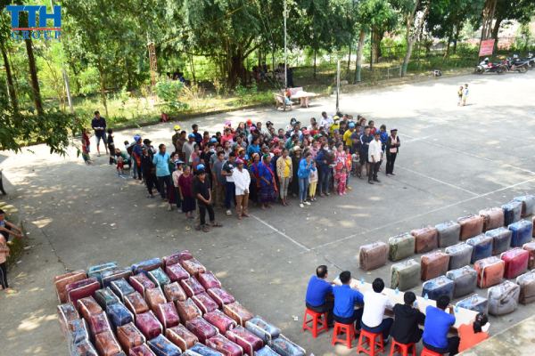 Mong rằng phần quà nhỏ này sẽ giúp người dân có được mùa đông ấm áp, vượt lên khó khăn sớm ổn định cuộc sống