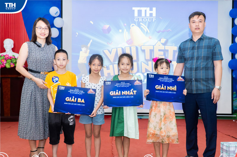 Kết thúc phần thi các em nhỏ xuất sắc giành chiến thắng đã được trao giải Nhất, Nhì, Ba từ Ban tổ chức