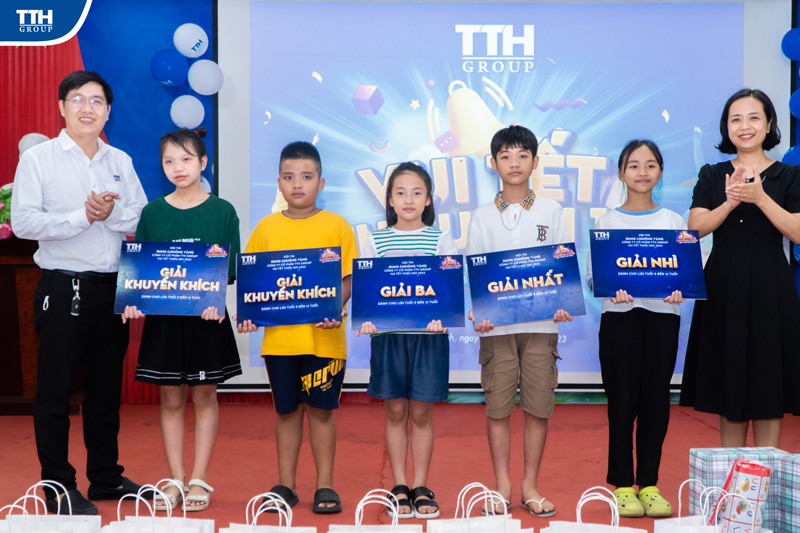 Đại diện Ban lãnh đạo trao giải cho các em đạt giải trong cuộc thi
