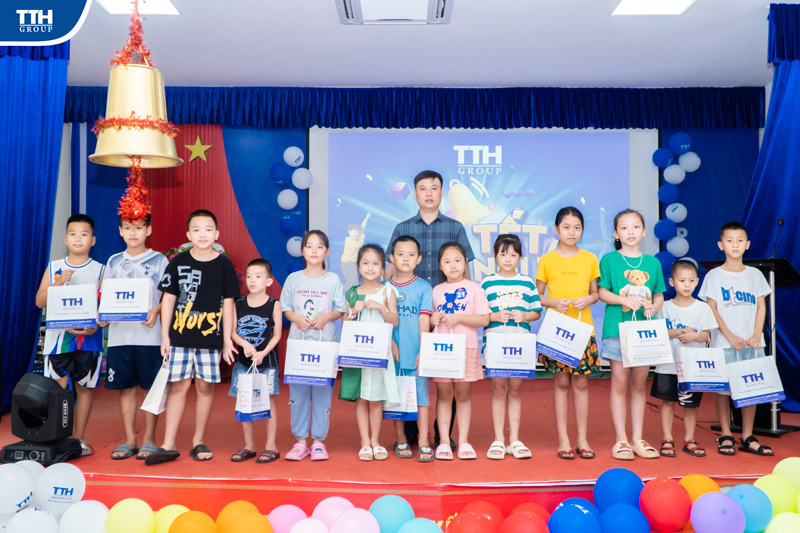 TTH Group cũng đã gửi tặng cho các em những phần quà ý nghĩa