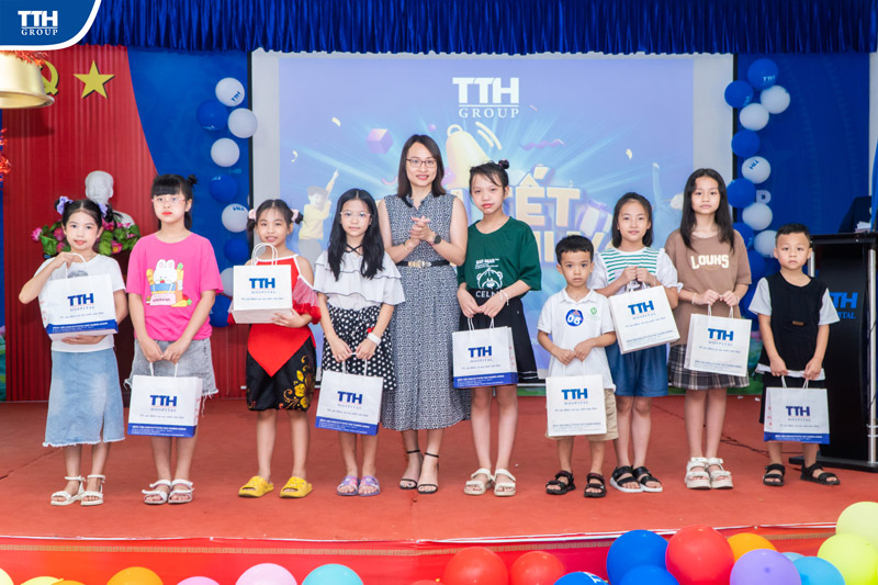 các em cố gắng thi đua học tập tốt, rèn luyện tốt, phấn đấu là con ngoan, trò giỏi. 