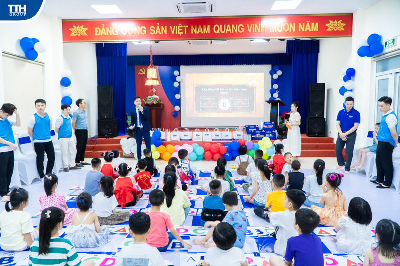 Các em hào hứng tham gia và thử thách mình qua từng câu hỏi của chương trình.