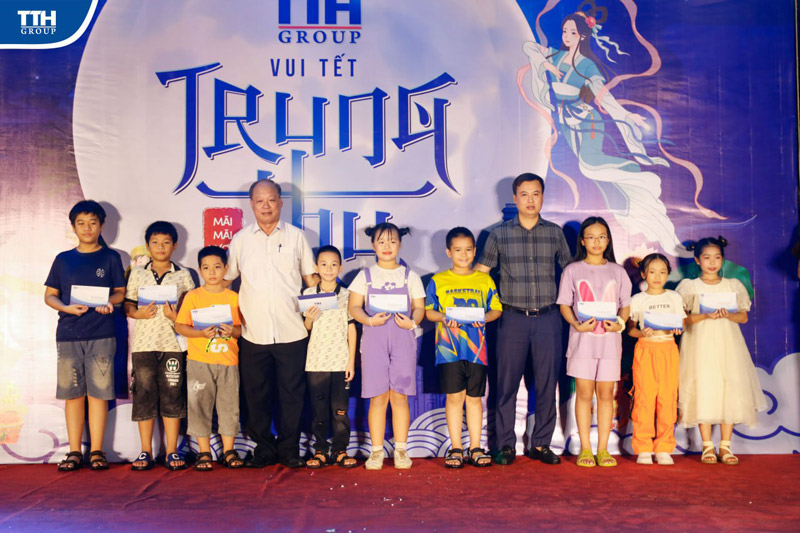 TTH Group cũng đã trao tặng nhiều phần quà khuyến học