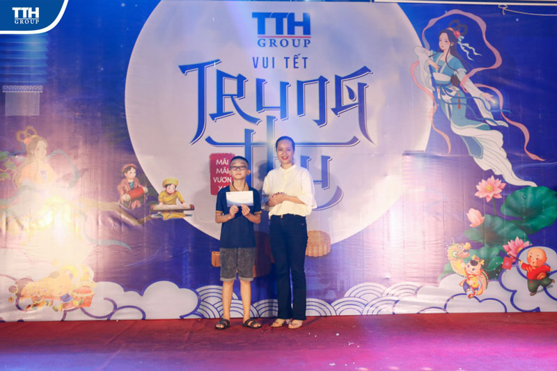 TTH Group cũng đã trao tặng nhiều phần quà khuyến học 2