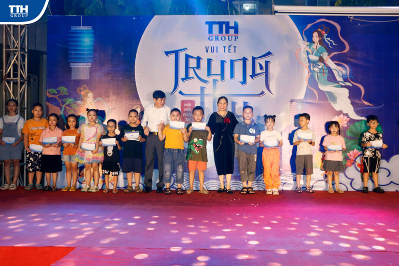 TTH Group cũng đã trao tặng nhiều phần quà khuyến học 1