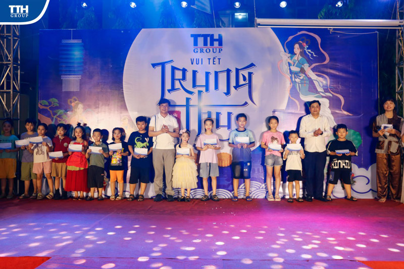 TTH Group cũng đã trao tặng nhiều phần quà khuyến học 3