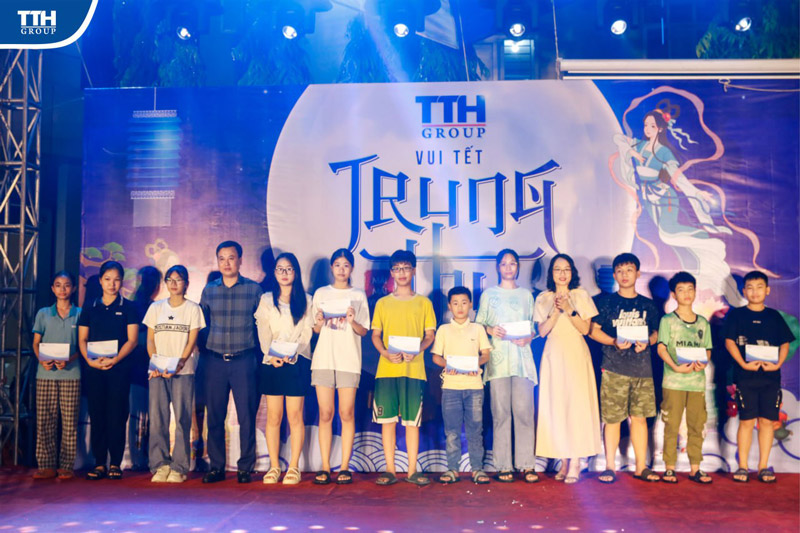 TTH Group cũng đã trao tặng nhiều phần quà khuyến học 4