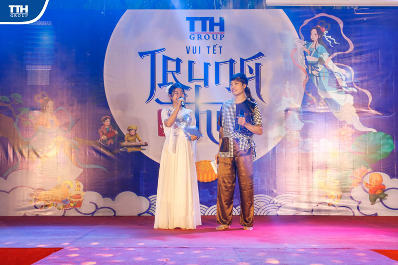 Các em cũng được vui chơi, rước đèn, phá cỗ trong không gian ấm cúng