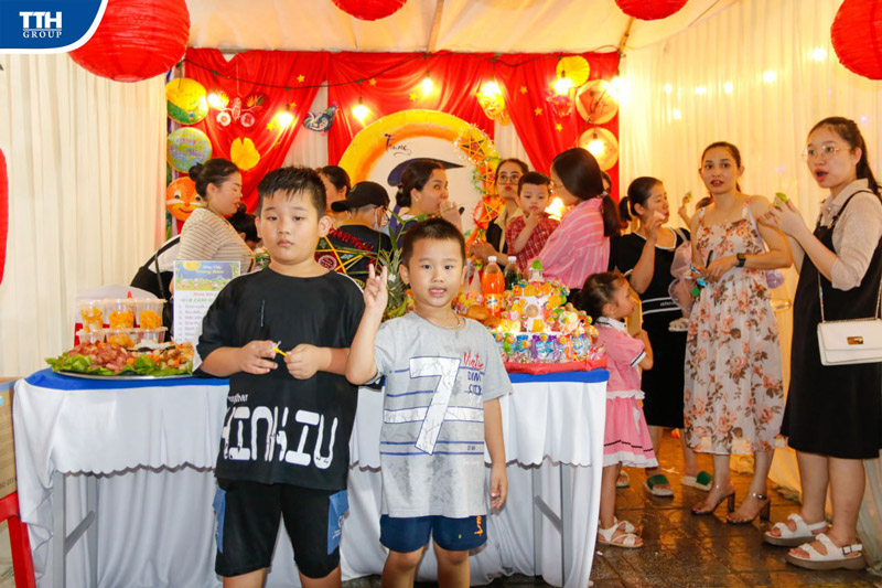 Trao tặng gần 300 phần quà với tổng giá trị hơn 50 triệu đồng