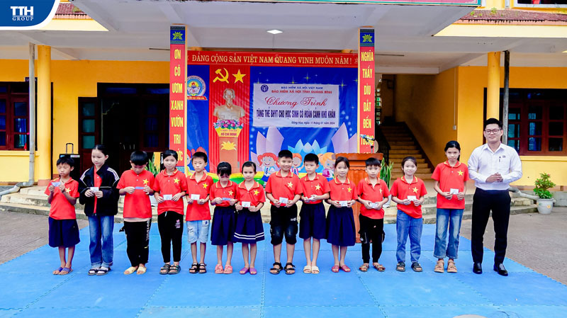 BỆNH VIỆN ĐA KHOA TTH QUẢNG BÌNH TRAO TẶNG THẺ BẢO HIỂM Y TẾ