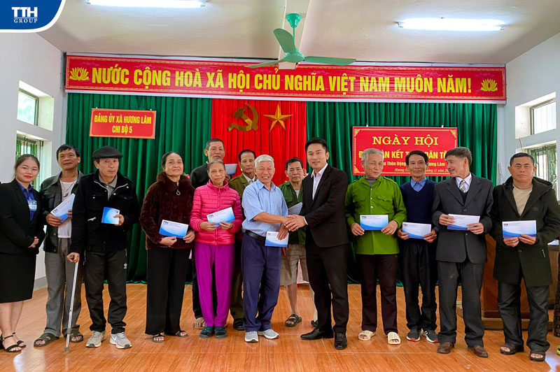 TRAO QUÀ HỖ TRỢ CÁC HỘ GIA ĐÌNH CÓ HOÀN CẢNH KHÓ KHĂN